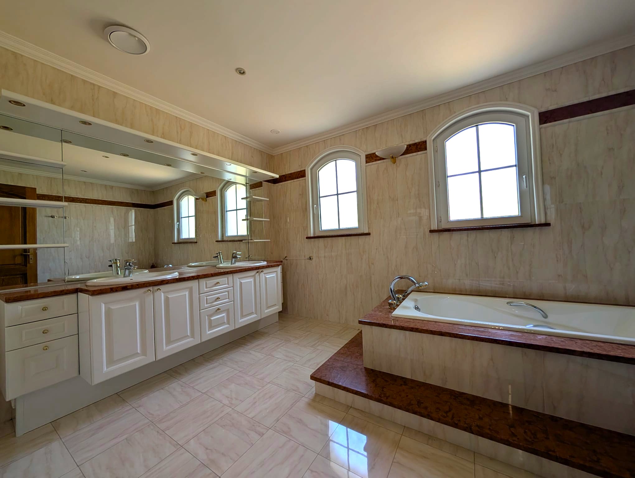 Salle de bains avec double vasque et baignoire