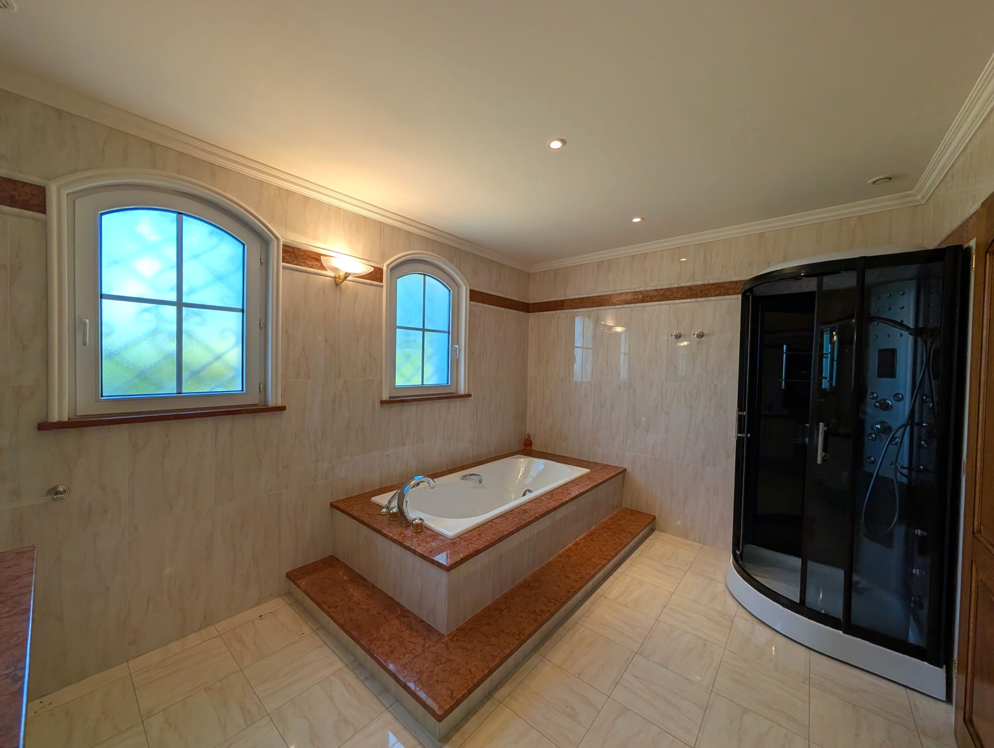 Salle de bains avec baignoire et douche