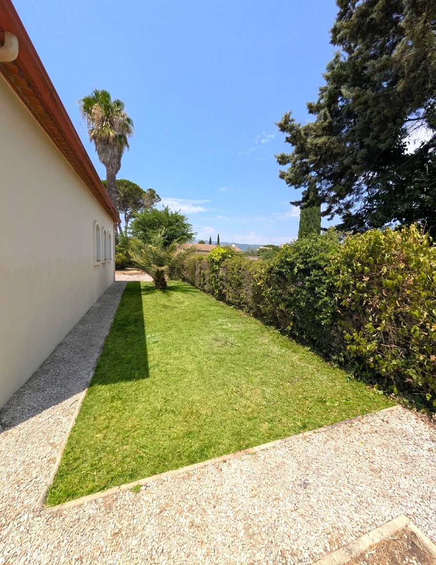 Allée paysagée en bordure de la maison